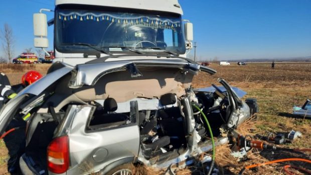 Un bebeluș de o lună, fratele lui de 3 ani și tatăl lor au murit loviți de un camion, la Filipești, în Bacău