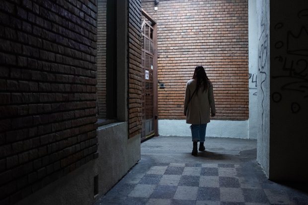 Șapte tinere povestesc despre momentele în care au fost hărțuite sexual: „Ei, hai, că până la urmă nu te-a violat”