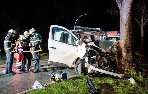 Doi români morți, alți doi grav răniți, în Germania. Duba în care erau s-a făcut praf într-un pom