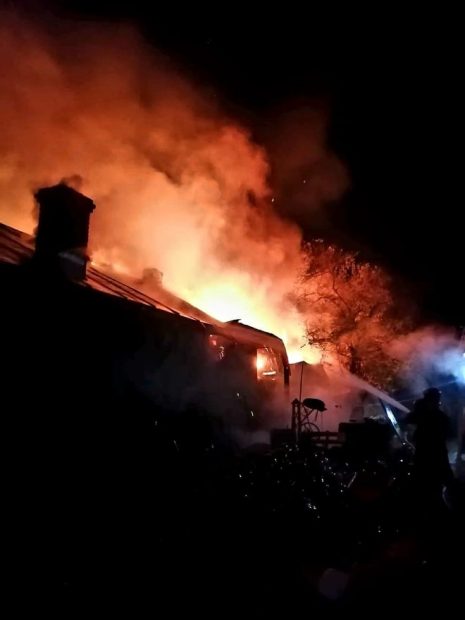Bătrân de 84 de ani, salvat dintr-un incendiu violent, după apelul unui trecător. Pompierii l-au găsit dormind