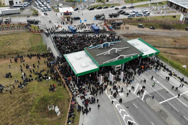 Migranții de la granița dintre Polonia și Belarus forțează intrarea în UE. Polițiștii polonezi folosesc tunuri cu apă