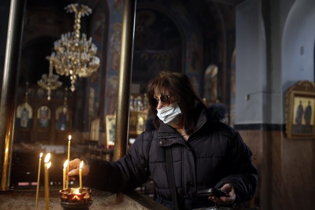 În Grecia, credincioșii nevaccinați merg la biserică doar cu test COVID. „Ce să facem? Ne conformăm, dar azi bisericile sunt goale”