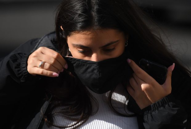 Noi restricții în Marea Britanie, după depistarea primelor cazuri de infectare cu varianta Omicron