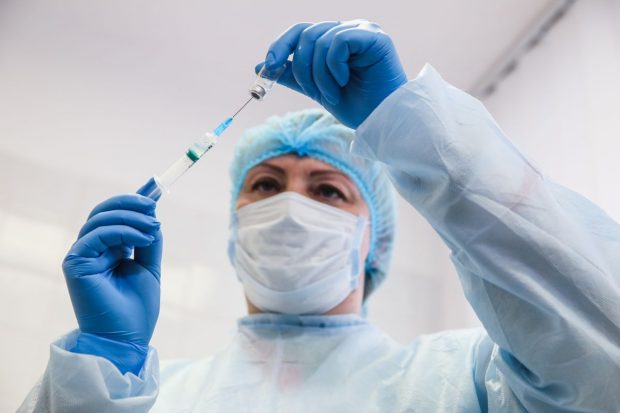 Persoanele rezistente la infectarea cu COVID ar putea fi cheia dezvoltării unor vaccinuri mai eficiente