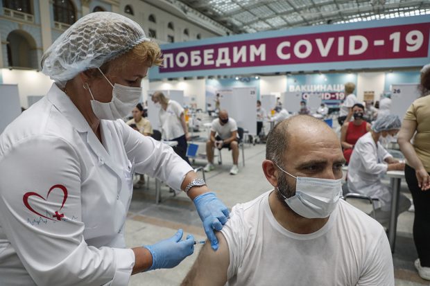 De ce sponsorizează Rusia și China antivaccinismul și teoriile conspirației?