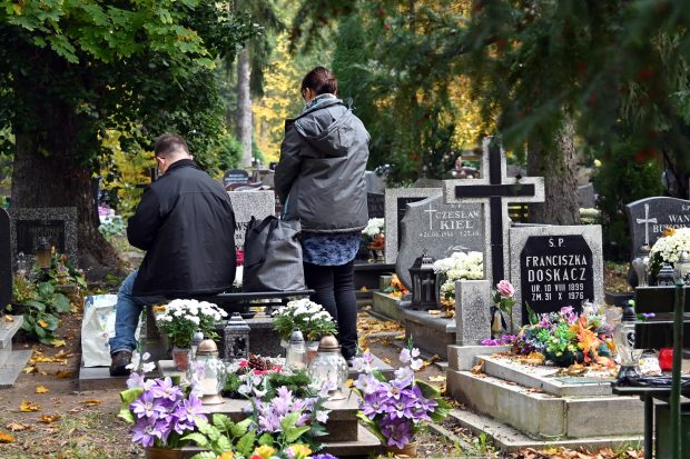 Polonia a deschis centre de vaccinare lângă cimitire. Care e logica din spatele acestui demers