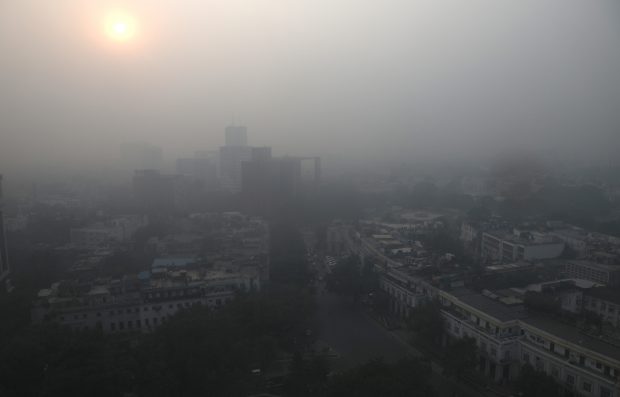 Măsuri de urgență în India în fața poluării alarmante. Capitala închide școlile și impune telemunca