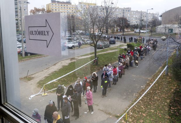 Cozi la vaccinare în Budapesta, după un record de infectări în weekend. Reuters: Europa redevine epicentrul pandemiei