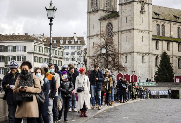 Elvețienii au votat introducerea certificatului COVID, într-un referendum marcat de proteste
