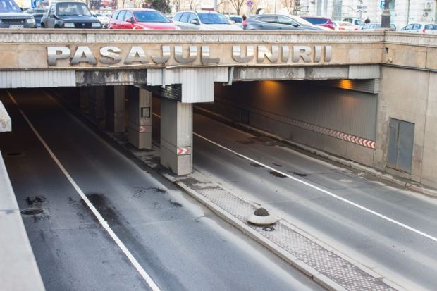 Un motociclist a murit, după ce a lovit stâlpii care delimitează cele două sensuri din Pasajul Unirii din București