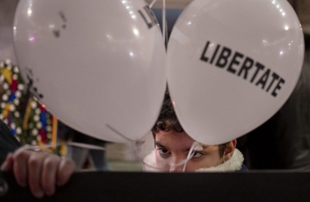 Libertate cu voie de la poliție. Cât de autonomă este gândirea noastră, după trei decenii de viață în democrație?