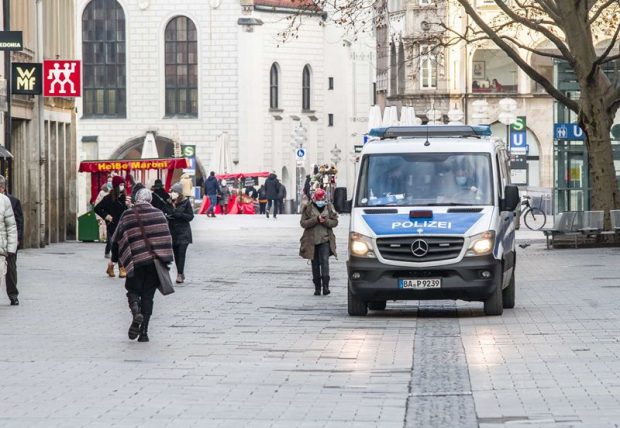 Un român a aruncat din mașină trupul neînsuflețit al unei femei pe treptele unei instituții publice din Austria