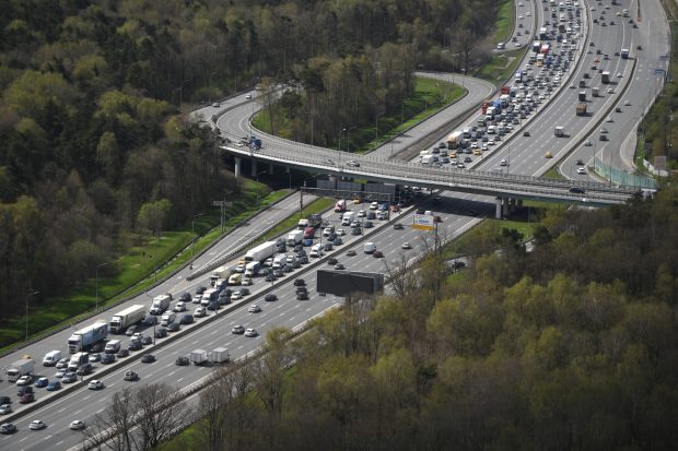 Banii nu au căzut din cer, ci dintr-o dubă blindată pe o autostradă din SUA. „Zburau bancnote peste tot”