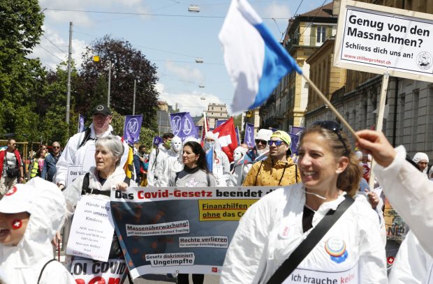 Cum a devenit Elveția „o țară ca oricare alta”. Violențe și politicieni amenințați cu moartea înaintea referendumului pentru certificatul verde