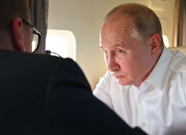 Interviu cu autorul cărții „Hai să vorbim despre Putin”: „Cred că a obosit, s-a săturat de job. E foarte plictisitor ca individ”