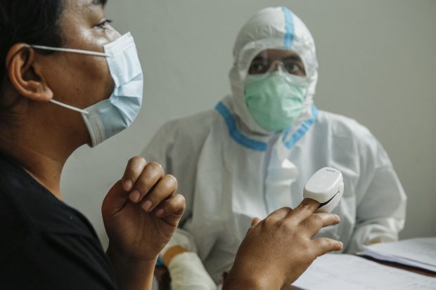 Ministrul Sănătății din Marea Britanie susține că pulsoximetrele nu măsoară corect saturația de oxigen la persoanele de culoare. Care este explicația