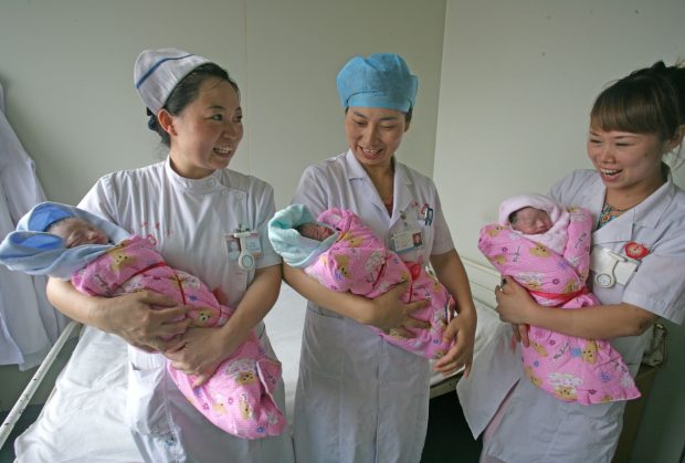 China înregistrează cea mai mică rată a natalității din ultimii 40 de ani