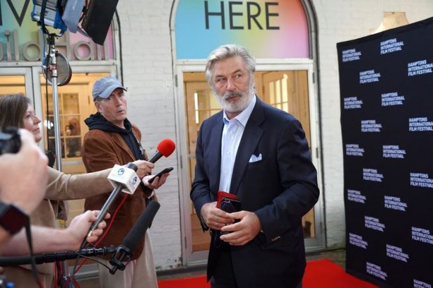 Alec Baldwin, dat în judecată de electricianul-șef al filmului Rust. „Glonțul l-a ratat la limită”