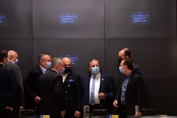 Liberalii, întâmpinați cu proteste la reuniunea de la Vila Lac, unde decid dacă fac guvern cu PSD. Ludovic Orban participă la ședință