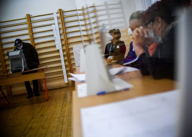Bulgarii merg la urne pentru al doilea tur al alegerilor prezidenţiale