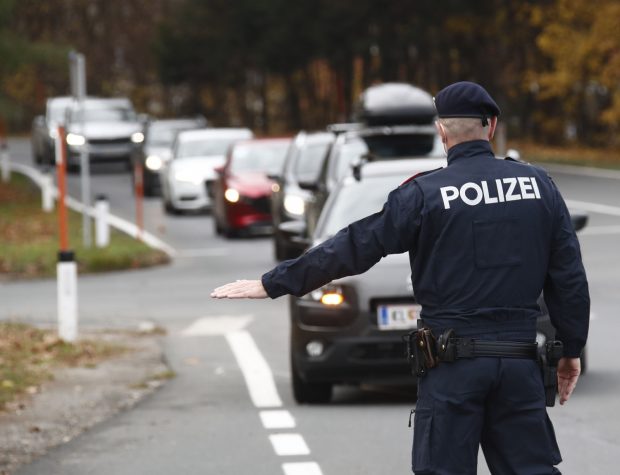 Interviu cu un fost medic român stabilit în Austria, prima țară care va impune vaccinarea anti-COVID obligatorie. „Să nu ajungem ca Bulgaria și România”