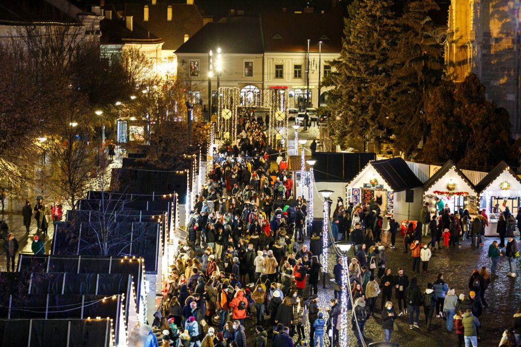Cozi și aglomerație la târgurile de Crăciun din țară. Imagini din Sibiu, Cluj-Napoca și București