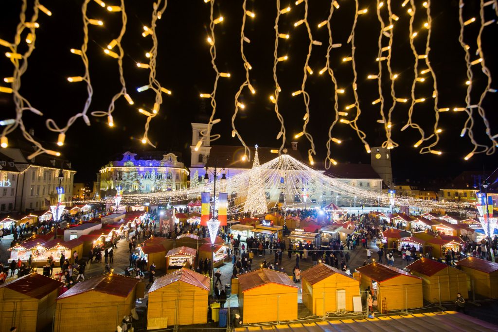 Cozi și aglomerație la târgurile de Crăciun din țară. Imagini din Sibiu, Cluj-Napoca și București