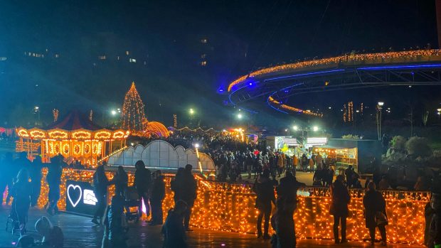 Primul târg de Crăciun din București a fost inaugurat astăzi. Cât a costat iluminatul festiv din sectorul 6