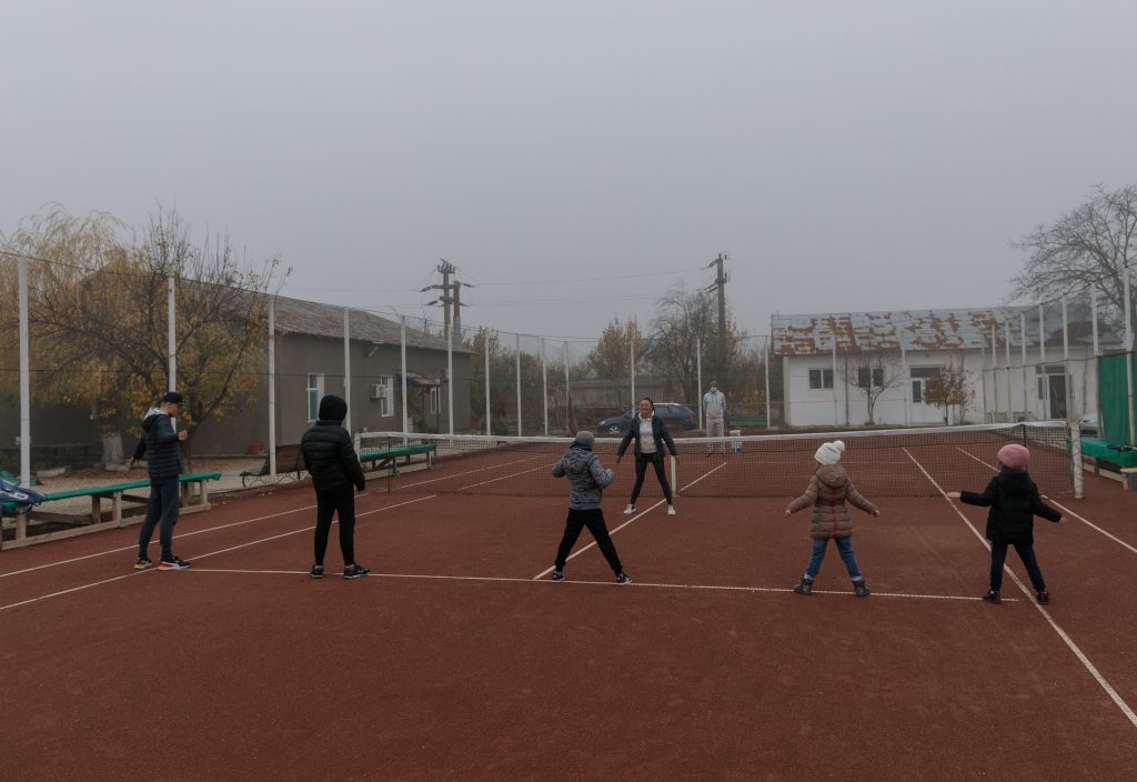 REPORTAJ. Copiii cu autism nu joacă tenis pe puncte, ci pe frânturi de atenție și fericire. „Fiecare minge peste fileu e wow”