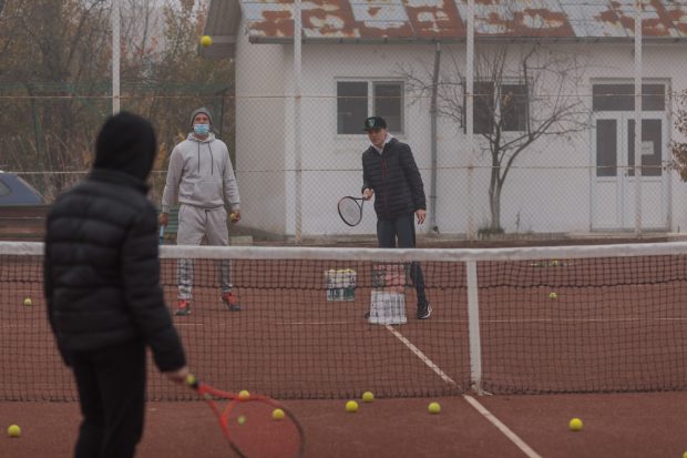REPORTAJ. Copiii cu autism nu joacă tenis pe puncte, ci pe frânturi de atenție și fericire. „Fiecare minge peste fileu e wow”
