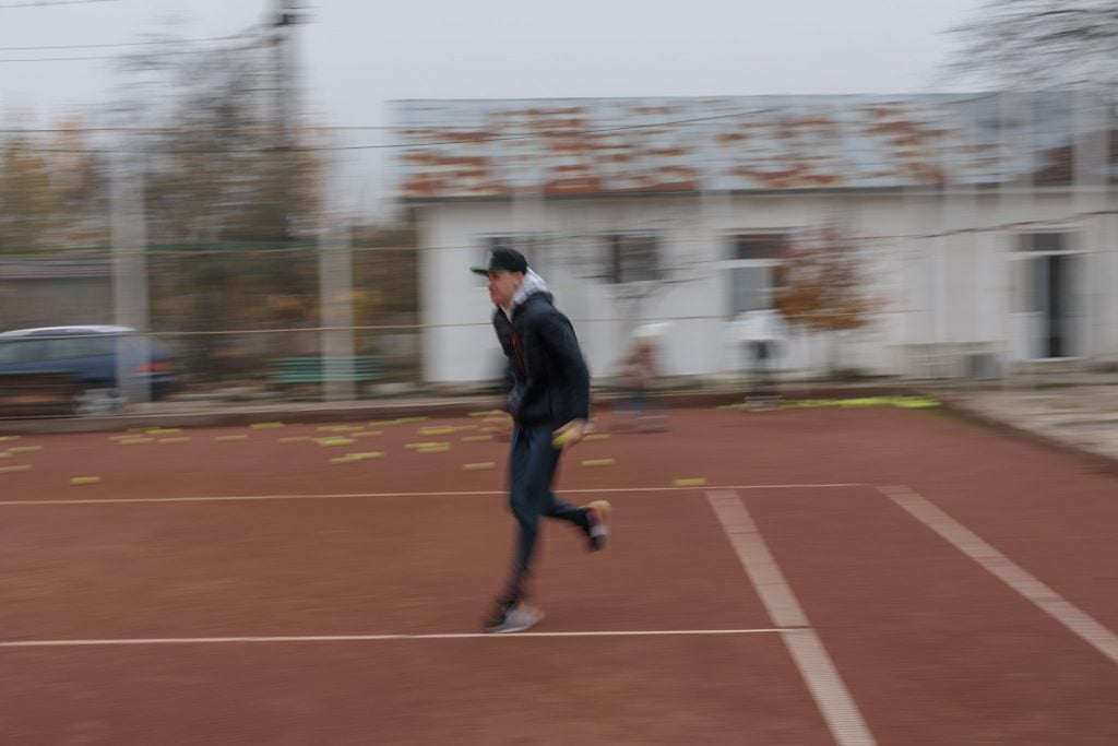 REPORTAJ. Copiii cu autism nu joacă tenis pe puncte, ci pe frânturi de atenție și fericire. „Fiecare minge peste fileu e wow”