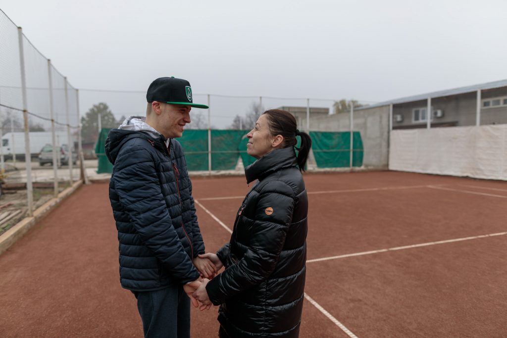REPORTAJ. Copiii cu autism nu joacă tenis pe puncte, ci pe frânturi de atenție și fericire. „Fiecare minge peste fileu e wow”