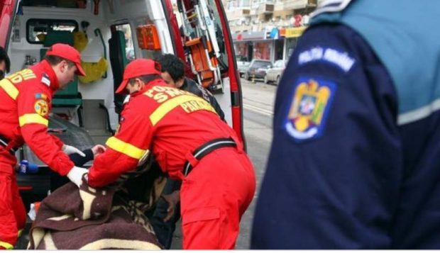 Bărbat găsit înjunghiat în casă, în Satu Mare. Le-a spus salvatorilor că s-a tăiat din greșeală