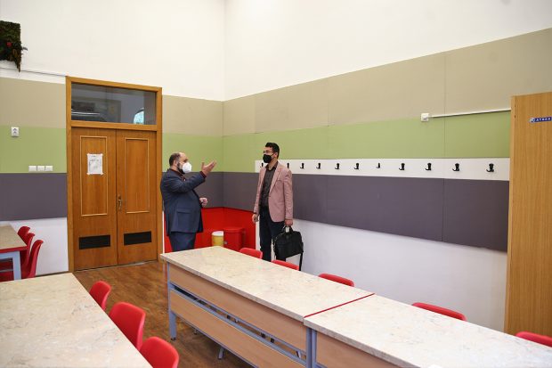 Doi ingineri au creat sala de clasă cu cel mai curat aer din București. „Am aruncat fumigene să vedem cum se răspândește aerul”