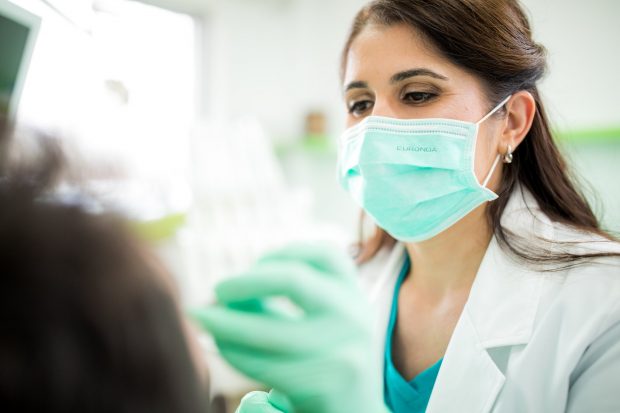 Există reduceri la implanturi dentare? Răspunsul pe care îl așteaptă mulți doritori