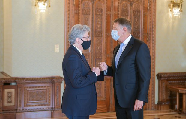 Iohannis, discuții cu comisarul european Breton despre „importanța continuării accelerate a campaniei de vaccinare”