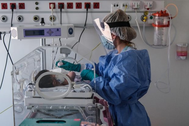 O româncă și-a abandonat fetița de 4 luni bolnavă de COVID, în Italia, după un an s-a întors și o vrea înapoi