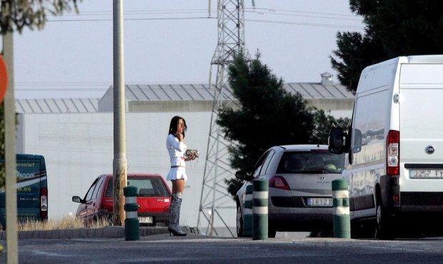 Un român agăța prostituate la Roma și a dat peste soția lui, care tocmai negocia cu un client