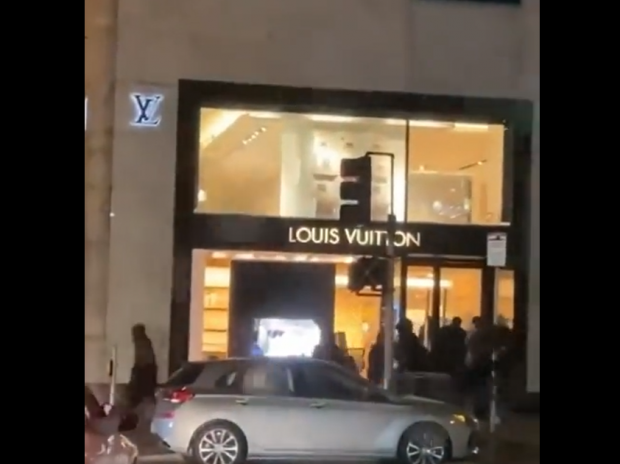 Metodă inedită de jaf în SUA: 80 de hoți au golit un magazin de lux în câteva minute