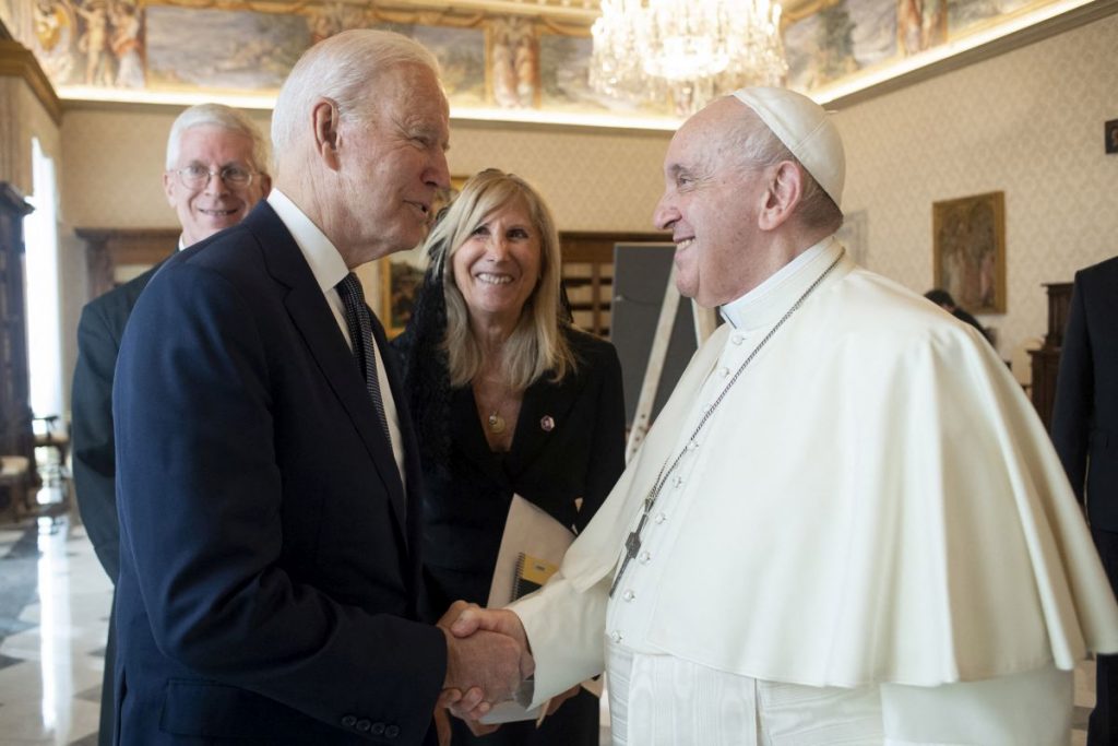 Joe Biden ar putea pierde dreptul la împărtășanie din cauza poziției sale privind avortul. Ce spune Papa Francisc