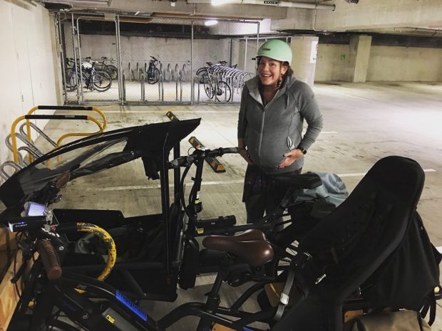 O parlamentară din Noua Zeelandă care era în travaliu a plecat cu bicicleta la spital ca să nască
