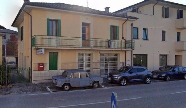 Mașină parcată pe stradă și nemișcată de pe loc de 47 de ani, devenită atracție turistică