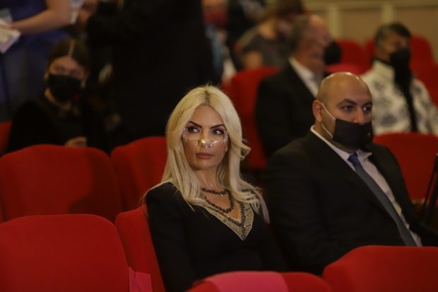 Cum vrea șefa deputaților-juriști, Laura Vicol, să-i descurajeze pe avertizorii de integritate să mai semnaleze încălcările legii. Lista amendamentelor depuse