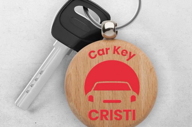 Cumpără un breloc din lemn personalizat pentru persoana dragă