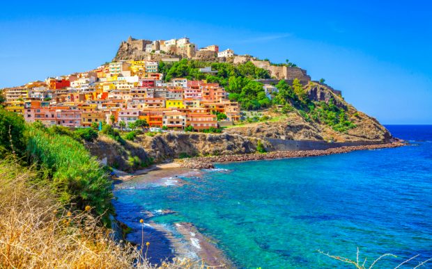 Sardinia oferă 15.000 de euro celor care își cumpără o casă pe insulă