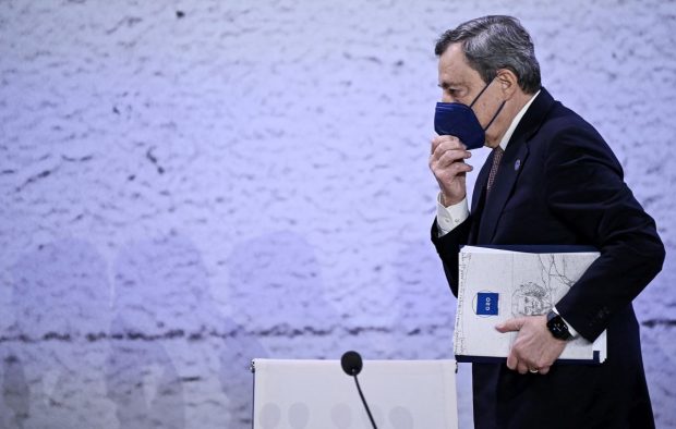 „Trăim într-un regim totalitarian”. De ce atacă un grup de profesori italieni politica strictă de vaccinare impusă de premierul Draghi