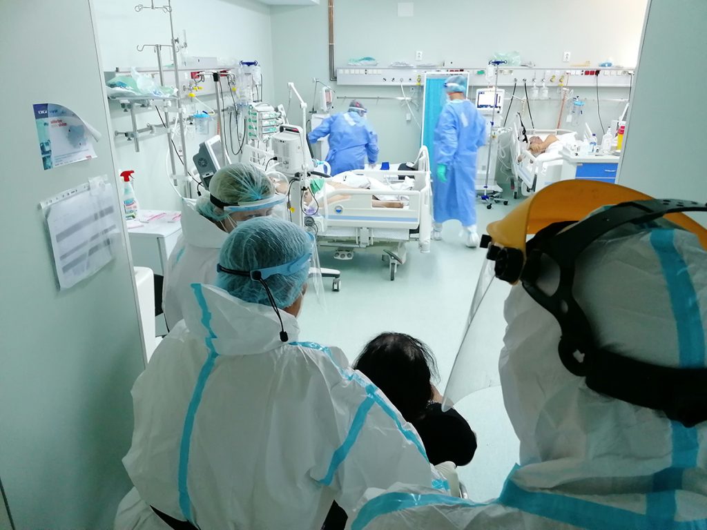 Mărturiile pacienților care au ajuns la ATI: „Nu mai simți nimic și ai impresia că te lupți în van. Oamenii, de frică, își smulg măștile”