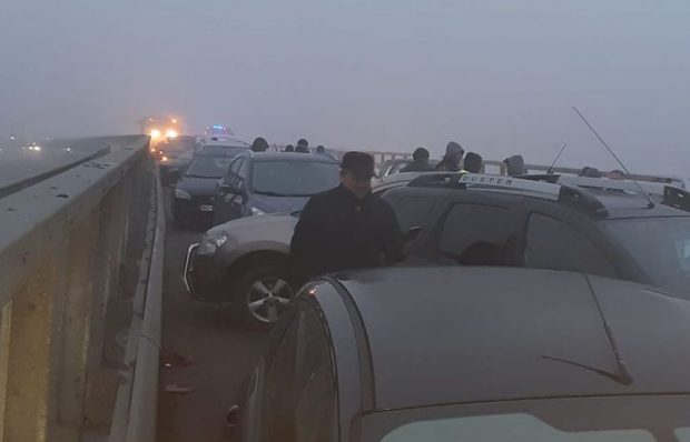 Carambol cu 21 de maşini în județul Mureş. Circulaţia este blocată