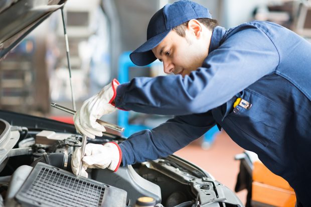 Joburi care necesită condiție fizică bună. Criză de mecanici auto în România