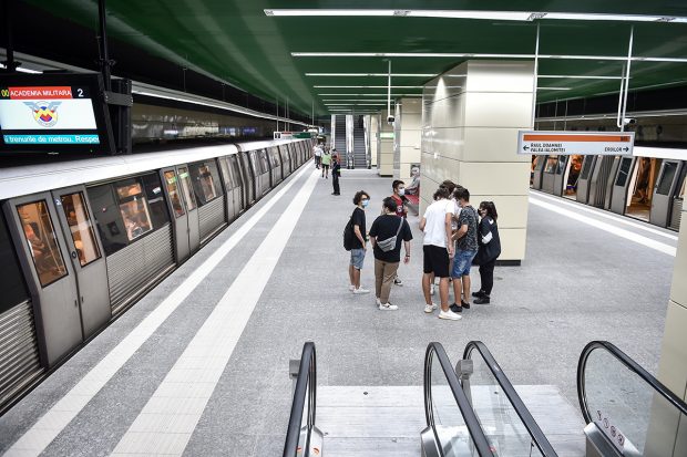 Metrorex introduce în circulație încă şase metrouri. Cât vor aștepta călătorii pe peron, de azi